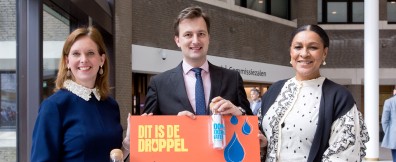 Stieneke van der Graaf (ChristenUnie), Jan Klink (VVD) en Jorien Wuite (D66) nemen de petitie in ontvangst.