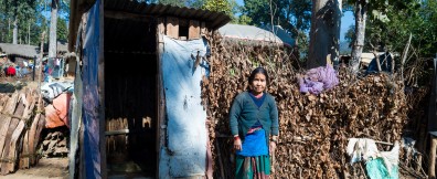 Vrouw naast tijdelijk toilet in gebieden die eerder overstroomd waren