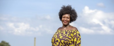 Cecilia Achieng Ayot (44 jaar) een lokale politicus poseert in Kibera Kenia