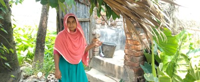 Sabiha Begum uit Bangladesh toont haar verhoogde toilet