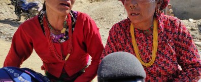 Twee vrouwen worden geinterviewd voor de radioshow Samudayik Awaaz in Nepal