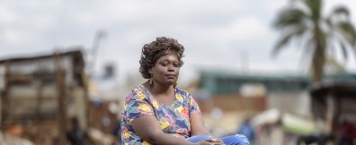 Esther Musavi poseert in Kibera, Kenia